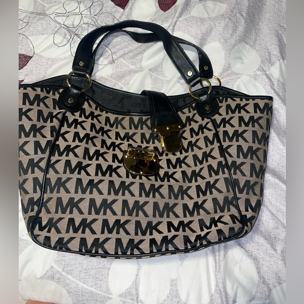 Micheal Kors Black purse negotiable